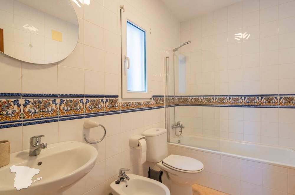 Badkamer met azulejos en bad
